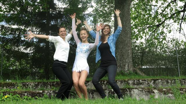 Glückliche Trainerinnen und ihre Gymnastin beim Deutschland-Cup (Elena Riester, Svea Füldner und Judith Bogesch von links)