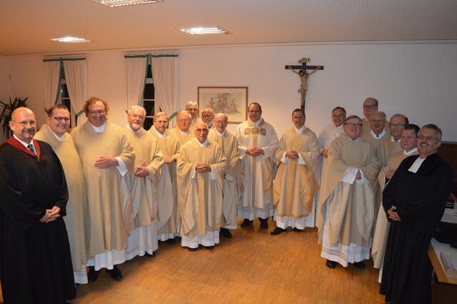 die Geistlichen, die bei der Amtseinführung von Pfarrer Krammer dabei waren