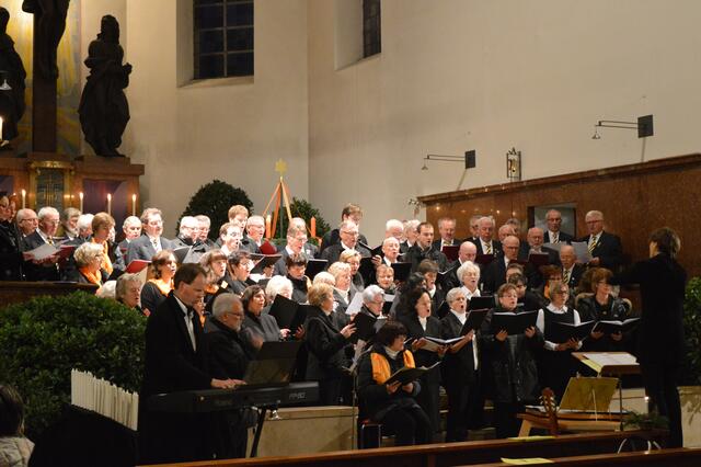 alle Chöre gemeinsam beim Abschluß des Adventskonzertes