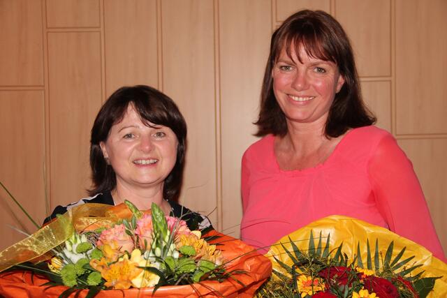 Abteilungsleiterin Gabi Sonnberger (links) übergibt ihr Amt an Manuela Schaar