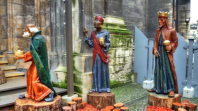 Eine weitere Attraktion ist die Naumburger Weihnachtskrippe vor dem 
Ratsherrenportal der Stadtkirche St. Wenzel !