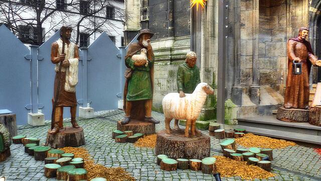 Eine weitere Attraktion ist die Naumburger Weihnachtskrippe vor dem 
Ratsherrenportal der Stadtkirche St. Wenzel !