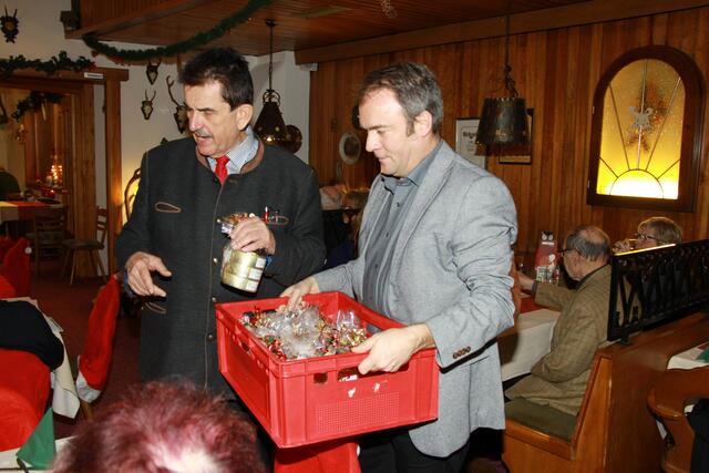 Nach den weihnachtlichen Darbietungen der Mädchen vom Mädchencafe´ verteilten Vereinsjustiziar Andreas Körner (re.) und der Haus & Grundvorsitzende Eike Röger kleine Geschenke an die Haus & Grundmitglieder.