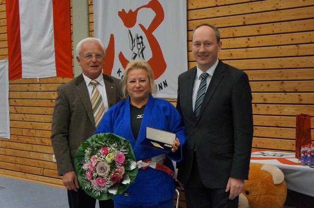 Von links:Norbert Schwalber, Regina Daxbacher, 1. Bürgermeister Franz Feil