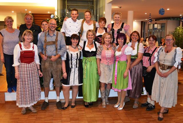 das Team rund um die Bewohner beim Oktoberfest im AWO-Seniorenheim
