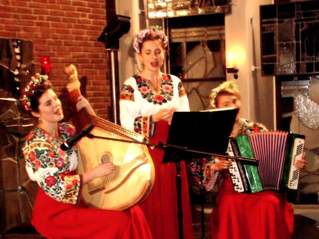 . . . drei ukrainische Studentinnen singen ukrainische und deutsche Weihnachtslieder im Abendgottesdient in St. Paulus Großburgwedel . . .