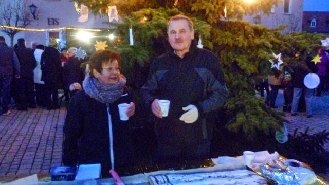 Der "Riesenstollen" hatte dieses Jahr eine Länge von 1,80 Meter - Danke "Doktor" Weihnachtsmann - Bilder vom Nebraer Weihnachtsmarkt am 5.12.2015 !