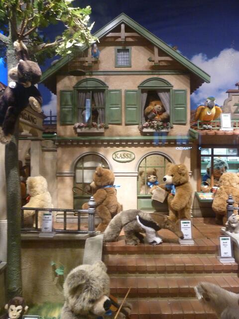 Hier in diesem Haus wohnt eine ganze Bären Familie.