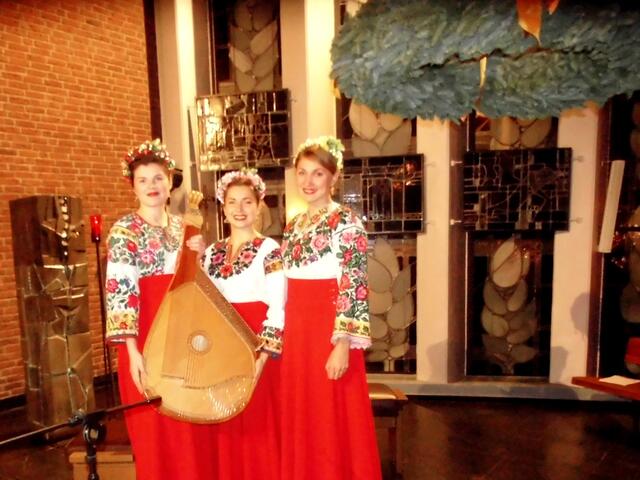 . . .  drei ukrainische Studentinnen singen ukrainische und deutsche Weihnachtslieder im Abendgottesdient in St. Paulus Großburgwedel . . .