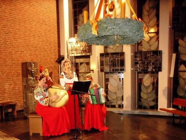 . . . ukrainische Folklore im Abendgottesdienst, drei Studentinnen singen im Kerzenschein ukrainische und deutsche Weihnachtslieder in St. Paulus . . .