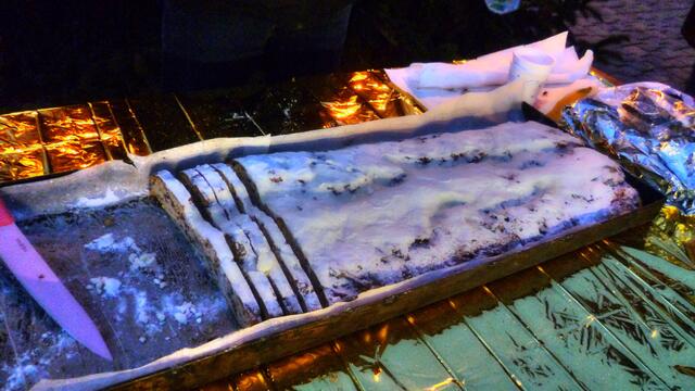 Der "Riesenstollen" hatte dieses Jahr eine Länge von 1,80 Meter - Danke "Doktor" Weihnachtsmann - Bilder vom Nebraer Weihnachtsmarkt am 5.12.2015 !