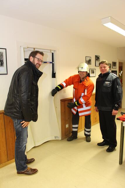 Demonstration der Montage des mobilen Rauchabschlusses: v.l.n.r. Thomas Renner, Tilo Heuser, Günter Person