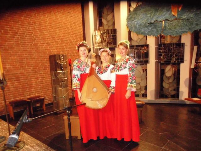 . . .  drei ukrainische Studentinnen singen ukrainische und deutsche Weihnachtslieder im Abendgottesdient in St. Paulus Großburgwedel . . .