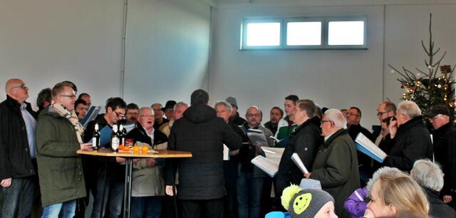 Die aktiven Sänger des MGV 1903 Cäcilia Anzefahr unter der Leitung ihres Dirigenten Peter Dippel.