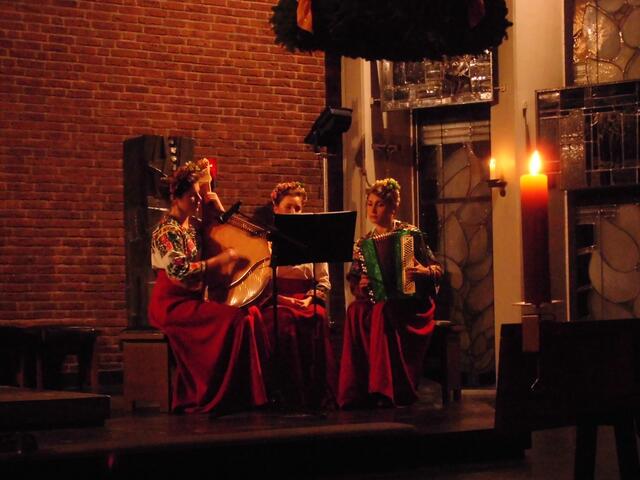 . . . im Kerzenschein der St-Paulus-Kirche in Großburgwedel, die drei ukrainischen Musikantinnen bei ihrer Darbietung . . .