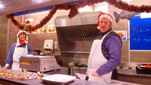 Fam.Zwanzig als "Fischweihnachtsmänner bzw.Frau" - Danke "Doktor" Weihnachtsmann - Bilder vom Nebraer Weihnachtsmarkt am 5.12.2015 !