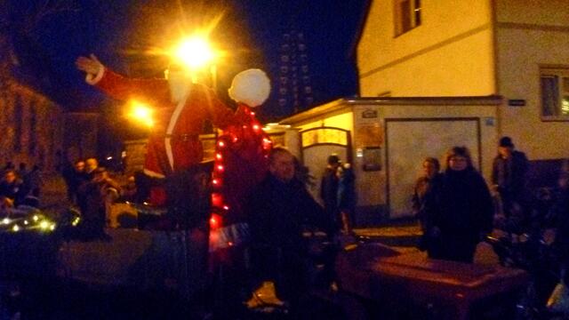 Der Weihnachtsmann mal "erleuchtet" - Danke "Doktor" Weihnachtsmann - Bilder vom Nebraer Weihnachtsmarkt am 5.12.2015 !