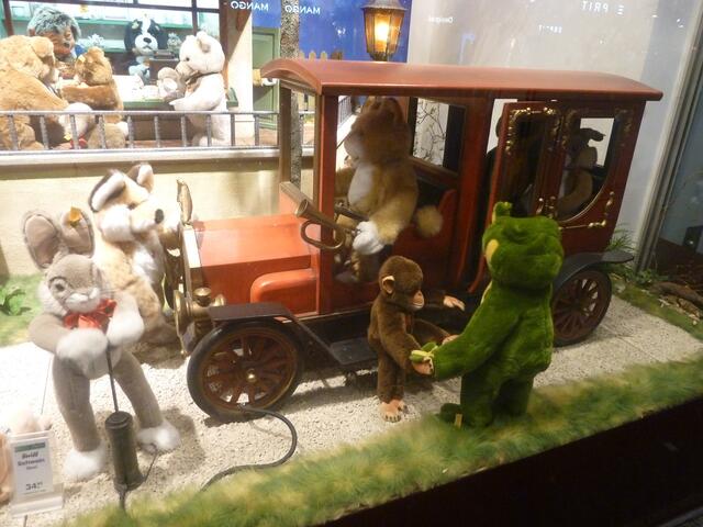 Das Rad ist aufgepumpt,die Fahrgäste können einsteigen.