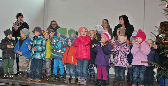Die Kinder des Kindergartens der Pfarrei Anzefahr.