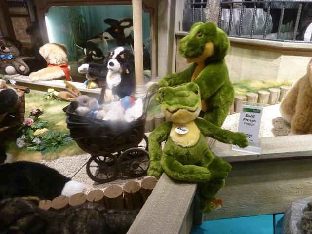 Frau Frosch fährt ein Häschen spazieren.