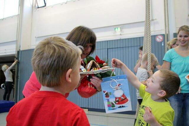 "Guck mal Karin, für Dich haben wir auch was Gebasteltes!" | Foto: Foto: Sonja Kelpe