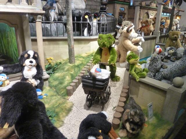 Die Pinguine sehen Frau Frosch beim Kinderwagen schieben zu.