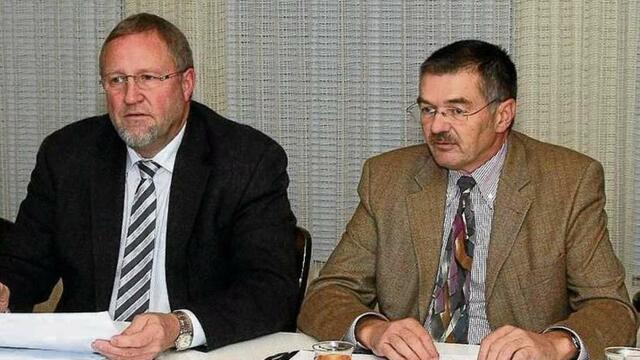 Rhedens Bürgermeister Hartmut Leske (r.)  u. SG-Bürgermeister Rainer Mertens  18.01.13 : „…zufrieden,  2010 bis 2012 gut gelaufen “_ http://www.leinetal24.de/lokales/gronau/gemeinderat-rheden-erwartet-ueberschuesse-2707534.html _ „12.11.15 :Es ist scheinbar jedes Maß verlorengegangen“ Die Samtgemeinde Gronau ächzt unter der Schuldenlast! 2015: 24,7 _ 2019: 33,5Mio. Eu. Leske:„Zur Zeit nicken wir nur ab.“ _ Dafür gewählt? _ http://www.leinetal24.de/lokales/gronau/scheinbar-jedes-verlorengegangen-5861587.html | Foto: LDZ_Leinetal24