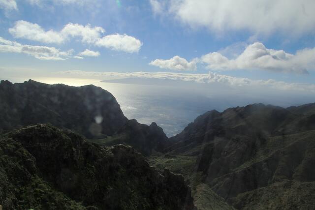 Auf dem Weg nach Masca - hier von Buenavista aus - geht es über 1.000 Meter und beeindruckende Blicke. Im Hintergrund ist La Gomera zu sehen.