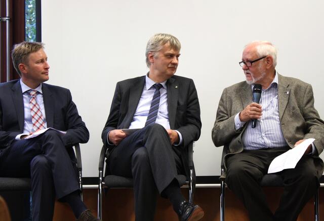 Wie wurde die Deutsche Einheit erlebt? Podiumserzählungen mit den Gästen aus der Partnerstadt Markkleeberg anlässlich des 25. Jahrestages der Deutschen Einheit. Von links: Richard Greiner, Karsten Schütze (Oberbürgermeister Markkleeberg) und Dr. Nikolaus Legutke (langjähriges Stadtratsmitglied aus Markkleeberg) | Foto: Stadt Neusäß