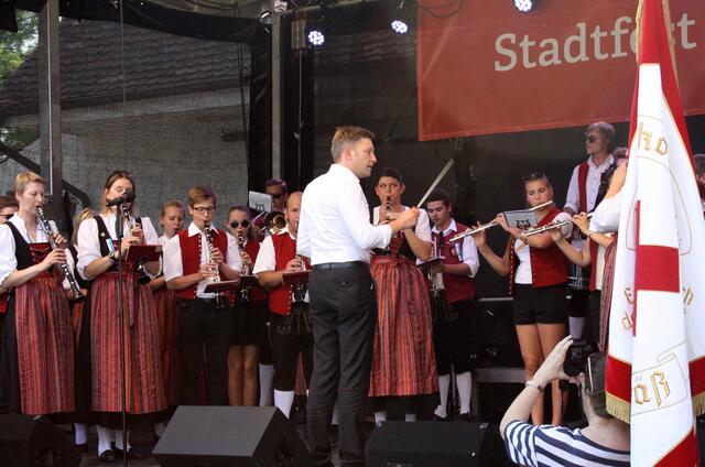 Zur Eröffnung des Stadtfestes durfte 1. Bürgermeister Richard Greiner die Stadtkapelle Neusäß dirigieren | Foto: Stadt Neusäß