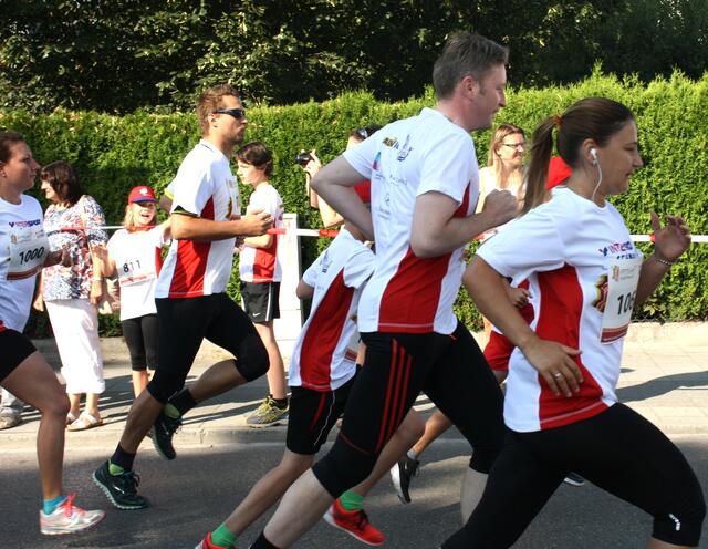 Sportlich unterwegs: 1. Bürgermeister Richard Greiner (2. v. rechts) geht beim 2. Neusässer Citylauf auf die Laufstrecke | Foto: Stadt Neusäß