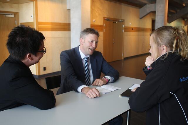 20 Jahre Städtepartnerschaft Eksjö-Neusäß: Richard Greiner (Mitte) im Interview mit der Bürgermeisterin von Eksjö, Annelie Hägg (links) und einer schwedischen Journalistin (rechts) | Foto: Stadt Neusäß