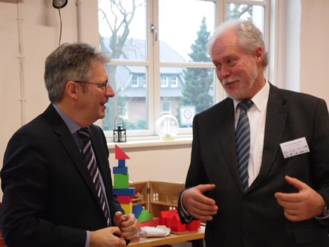 Achim Post MdB im Gespräch mit Prof. Dr.-Ing. Reinhard Spörer, NiBB-Botschafter und Laudator. | Foto: Michaela Meyer, Technikzentrum