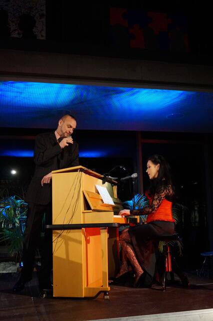 Musikalisch begleitet wurde der Brechtabend von Rita Marx am Piano