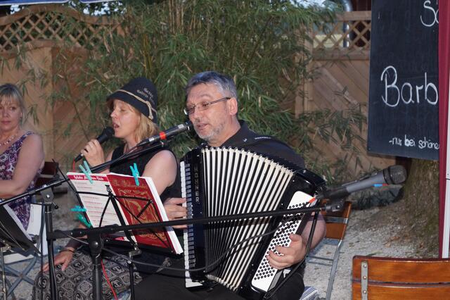 bei der Biergartenlesung "Wiener Geschichten" mit Ulrike Schwarz spielte Johann Gretz am Akkordeon