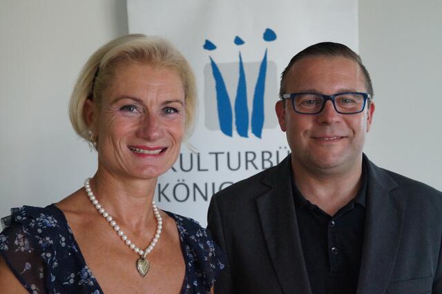 Den letzten Vortrag beim Königsbrunner Campus hielt Prof. Dr. Klaus Wolf. Hier zu sehen mit Kulturbüroleiterin Ursula Off-Melcher