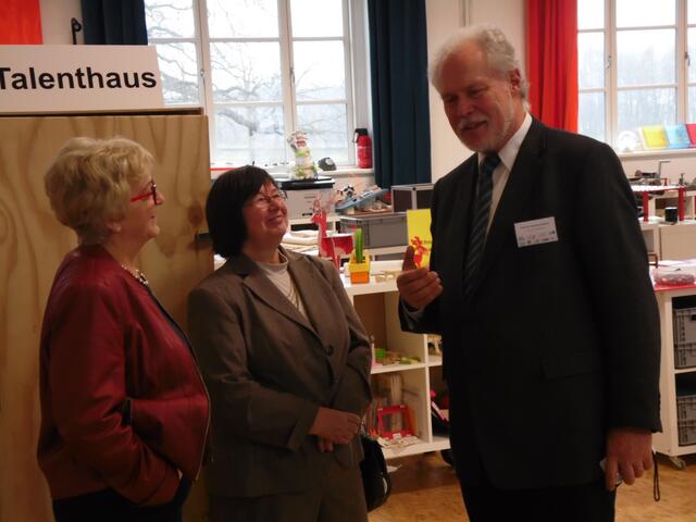 Inge Howe MdL NRW und Anette Werdin (Vorstand Technikzentrum) erläutern Prof. Dr.-Ing. Spörer (NiBB) Details zu den weiteren gemeinsamen Planungen. | Foto: Michaela Meyer, Technikzentrum