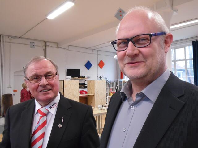 Heinz Gramann, stv. Bürgermeister des Ortes Hille und Rolf Thiemann (Ortsvorsteher Südhemmern) mit Ausstattung des Technik-Zentrum im Hintergund. | Foto: Michaela Meyer, Technikzentrum