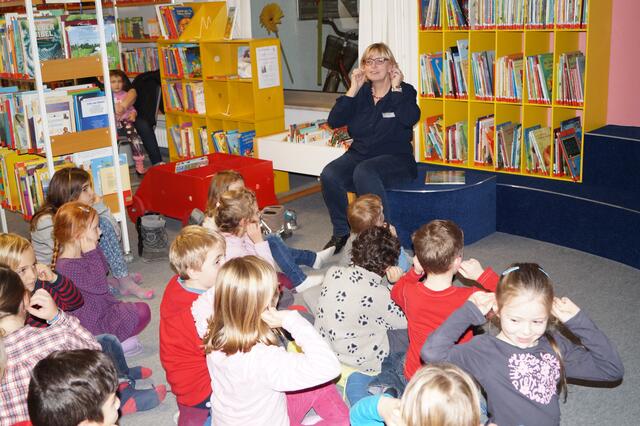 In der Stadtbücherei gibt es für Kinder immer wieder Lese und Bastelstunden.