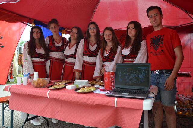 Beim Fest der Kulturen präsentierten sich über 20 Nationen. Hier sieht man den Deutsch-Albanischen Kulturverein "ATDHEU" Augsburg, die auch auf der Bühne einen traditionellen Tanz aufführten