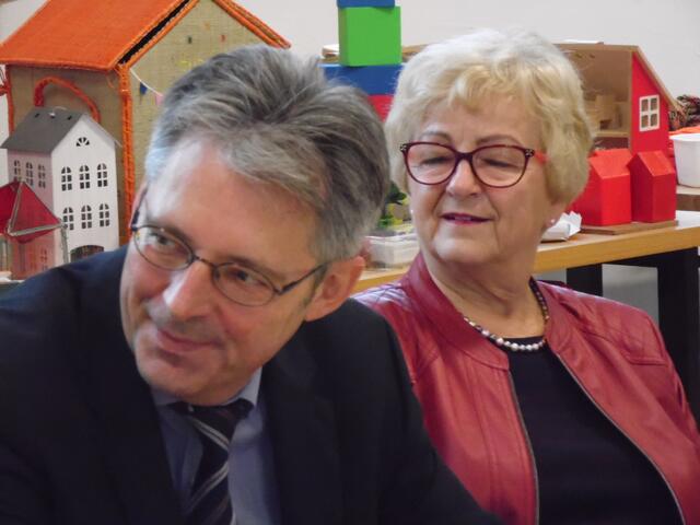 Achim Post MdB und Inge Howe MdL NRW schauen der Preisverleihung interessiert zu. | Foto: Michaela Meyer, Technikzentrum