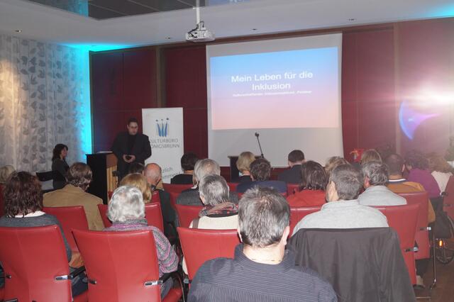 Benedikt Lika eröffnete die neue Veranstlatungsreihe "Außergewöhnlich-Gewöhnlich" im Rathaus