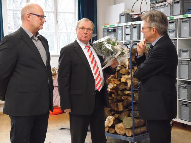 Männer-Runde: Rolf Thiemann, Ortsvorsteher Südhemmern, Heinz Gramann, stv. Bürgermeister des Ortes Hille und Achim Post MdB vor einem Teil des Materiallagers des Technikzentrums. | Foto: Michaela Meyer, Technikzentrum