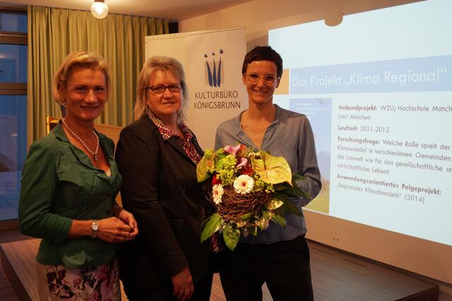 Mit Katrin Vogel startet der diesjährige Königsbrunner Campus im Generationenpark (links mit Kulturbüroleiterin Ursula Off-Melcher und 3. Bürgermeisterin Ursula Jung)