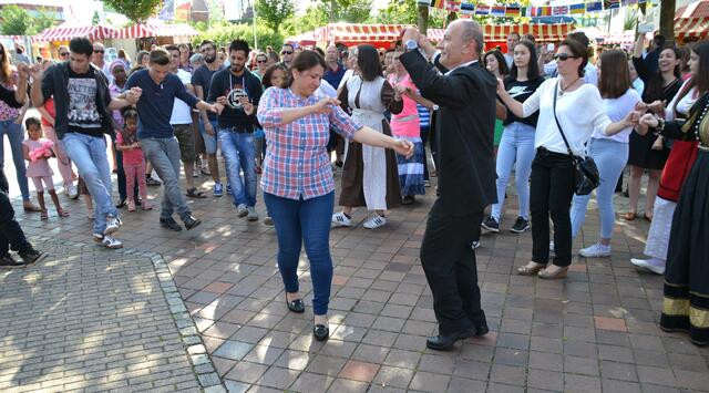 Beim Fest der Kulturen ging es nicht nur um das Kennenlernen sondern auch das miteinander Erleben! Die Besucher liesen sich sogar zum gemeinsamen Tanz mitreisen.