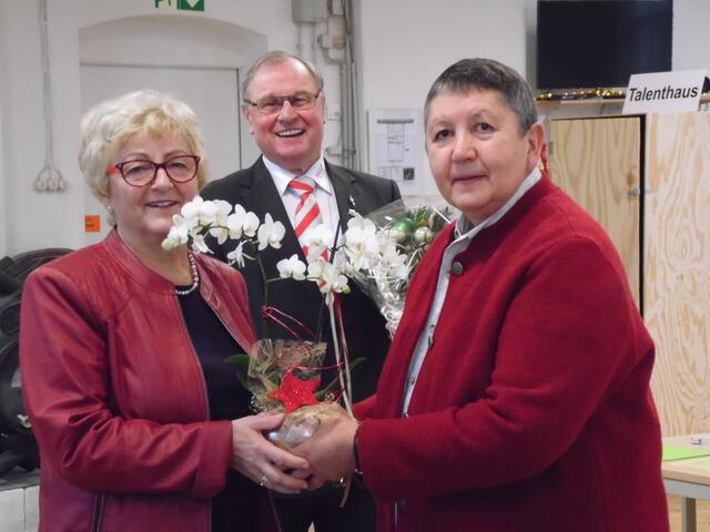 Inge Howe MdL NRW überbringt ihre Gratulation zum NiBB-Innovationspreis mit Blumen. Im Hintergrund Heinz Gramann, stv. Bürgermeister des Ortes Hille, in dem das Technikzentrum Minden-Lübbecke e.V. seine Räumlichkeiten in einer alten Zigarrenfabrik hat.. | Foto: Michaela Meyer, Technikzentrum