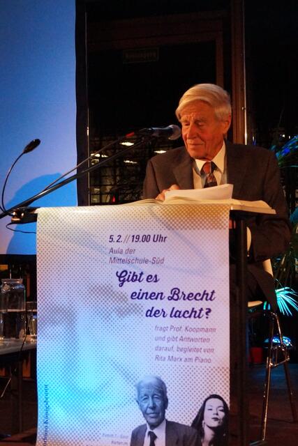 Prof. Koopmann berichtete beim diesjährigen Brechtabend ob es denn auch einen Brecht gab der lacht!