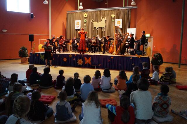 Ferdinand der Stier ist ein bekanntes Märchen. 2015 wurde es von den Augsburger Philharmonikern auch in Königsbrunn aufgeführt.