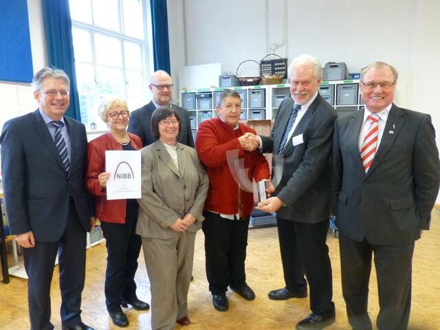 Freuen sich riesig über den NiBB-Innovationspreis fürs Technikzentrum Minden-Lübbecke (v.l.): Achim Post MdB, Inge Howe MdL NRW, Anette Werdin (Vorstand Technikzentrum), Rolf Thiemann, Ortsvorsteher von Südhemmern, Preisträgerin Karin Ressel, Laudator Prof. Dr.-Ing. Reinhard Spörer (NiBB) und Heinz Gramann, stv. Bürgermeister des Ortes Hille. | Foto: Michaela Meyer, Technikzentrum