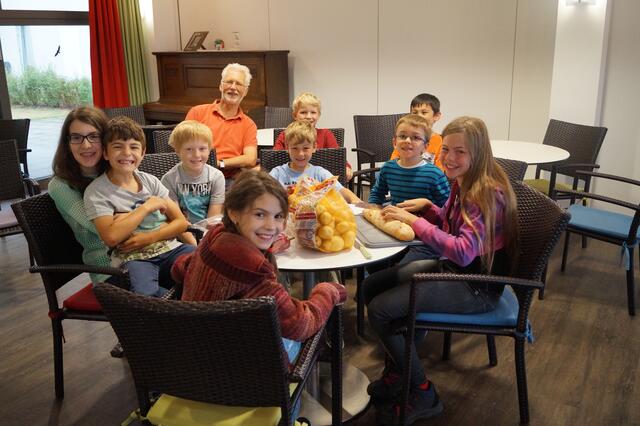 Beim Ferienprogramm bot Wolfgang Niederzoll Pilgereintopf kochen für die Kids an